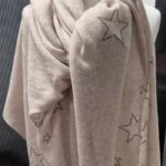 Schal “ Repeat “ in Beige mit Sternen 100% Cashmere