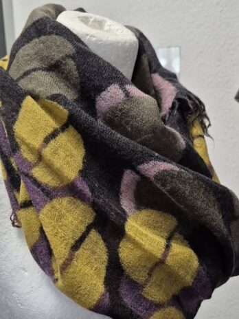 Schal “ Fraas “ in Olivgrün/Senfgelb/Lila/Rosa gemustert