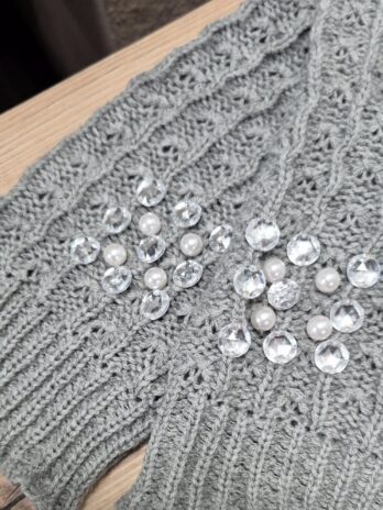 Legwarmers “ No Name “ Größe OS in Hellgrau bestickt