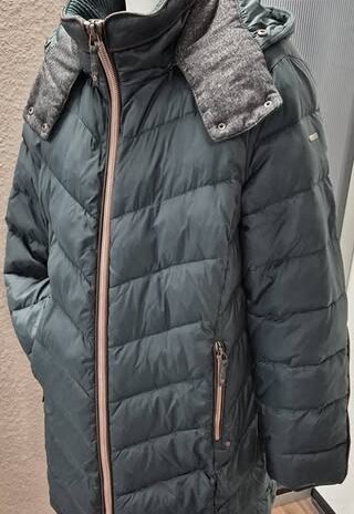 Steppjacke “ Esprit “ Größe 40 in Tannengrün abnehmbare Kapuze