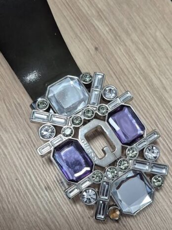 Gürtel “ Guess “ Gesamtlänge ca 118cm in Olivgrün ( ein Stein fehlt )