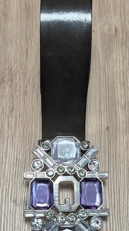 Gürtel “ Guess “ Gesamtlänge ca 118cm in Olivgrün ( ein Stein fehlt )