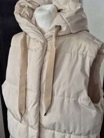 Steppgilet mit Kapuze “ Christian Berg “ Größe 44 in Offwhite