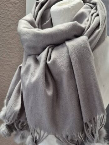Schal mit Fellbommeln “ Made in Italy “ Größe OS in Hellgrau 70% Viscose 30% Wolle