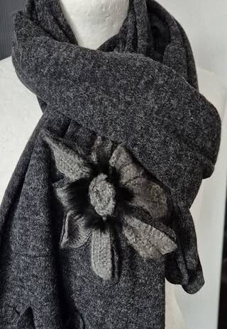 Schal “ Made in Italy “ Größe OS in Anthrazitgrau/Blume