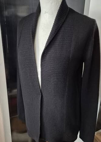 Strickweste “ Made in Italy “ Größe 36 in Schwarz verschlusslos 100% Wolle