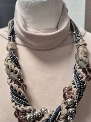 Kette “ COS “ in Schlamm/Grau/Silber Kugeln