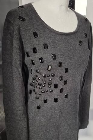 Pulli “ Jones “ Größe 38 in Anthrazitgrau/Schwarze Steine bestickt 100% Baumwolle