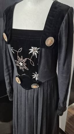 Trachtenkleid “ Sportalm “ Größe 38 in Schwarz/Samt bestickt 55% Leinen 31% Viscose 14% Seide