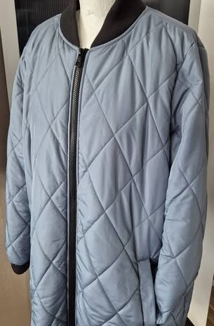 Steppmantel “ Only Carmakoma “ Größe 46/48 in Eisblau/Schwarz