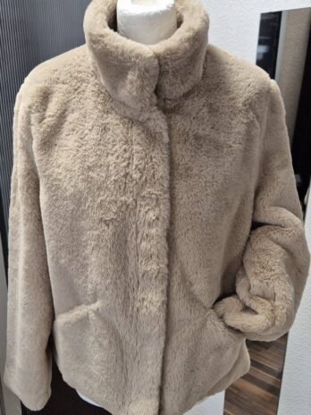 Jacke “ Only “ Größe 38/40 in Beige Webpelz Fake-Fur