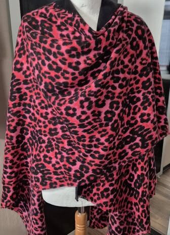 Cape “ Juicy Couture “ Größe OS in Pink/Rot/Schwarz Animalprint