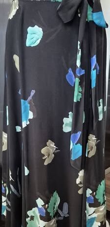 Rock “ Jones “ Größe 38 in Schwarz/Bunt/Floral NEU! 100% Viscose