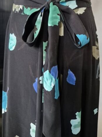 Rock “ Jones “ Größe 38 in Schwarz/Bunt/Floral NEU! 100% Viscose