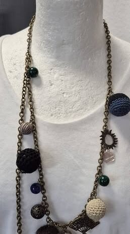 Kette “ Handarbeit “ in Blau/Beige/Grün