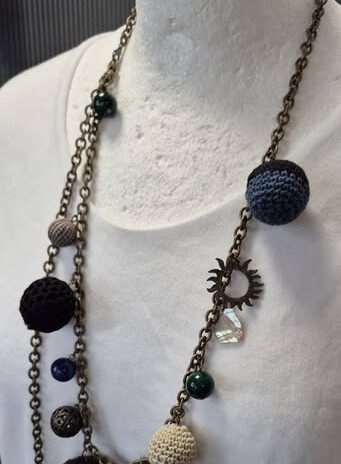 Kette “ Handarbeit “ in Blau/Beige/Grün