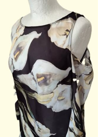 Bluse “ Rinascimento “ Größe 36 in Schwarz/Gelb/Khaki/Floral gemustert Cut-Outs/Ärmel