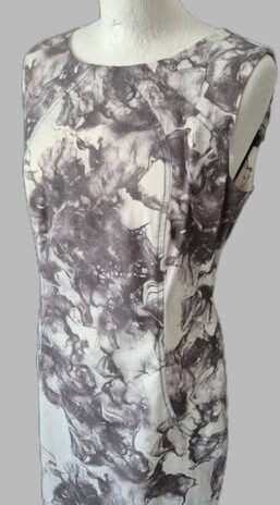 Kleid “ Jones “ Größe 38 in Hellgrau/Weiß gemustert 51% Baumwolle