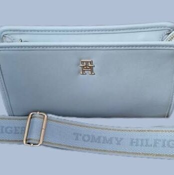 Tasche “ Tommy Hilfiger “ in Hellblau/Kunstleder breiter Trageriemen Breite ca 23cm Höhe ca 14cm