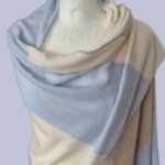 Dreieckstuch “ Zwillingsherz “ in Hellblau/Offwhite/Camel 40% Wolle 30% Viscose 5% Cashmere