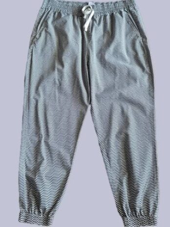 Hose “ Benetton “ Größe 40/42 in Dunkelblau/Weiß gestreift elastischer Bund Baumwolle