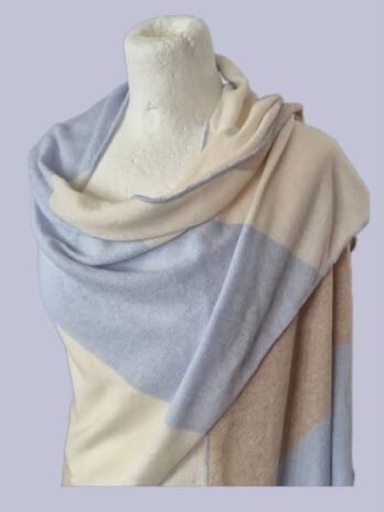 Dreieckstuch “ Zwillingsherz “ in Hellblau/Offwhite/Camel 40% Wolle 30% Viscose 5% Cashmere