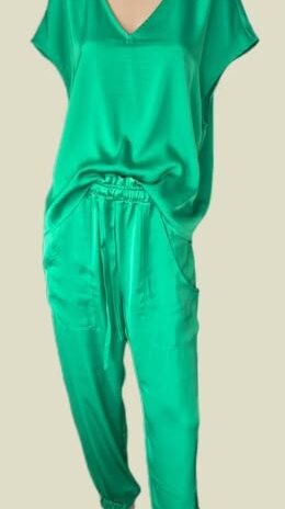 2-Teiler “ Vero Moda “ Größe 38/40 (Hose 38 elastischer Bund Shirt 40) in Smaragdgrün