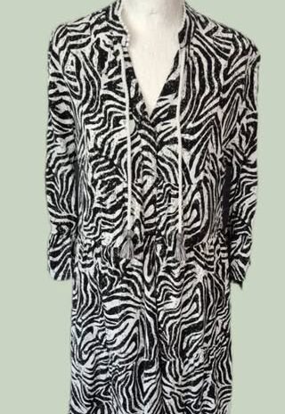 Kleid “ Capricio “ Größe 36/38 in Schwarz/Weiß/Olivgrün gemustert 100% Viscose