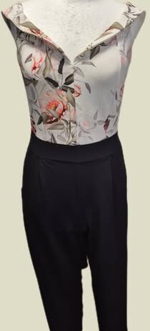 Jumpsuit “ Made in Italy “ Größe 36 in Schwarz/Beige/Khakigrün floral gemustert